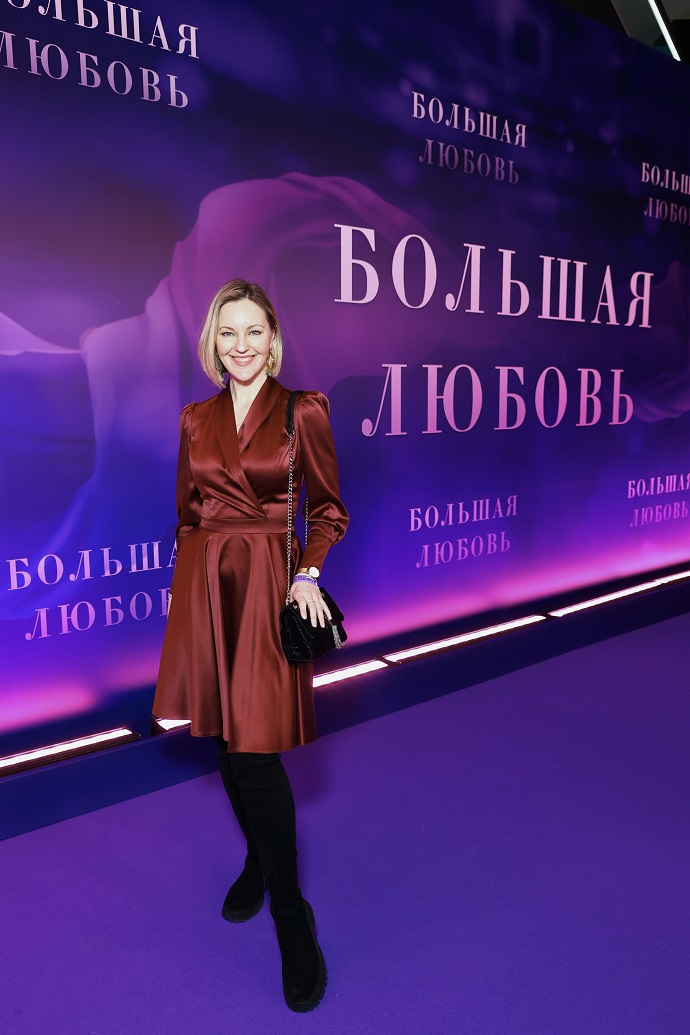 Яна Рудковская и Алиса Лобанова встретились в VIP-ложе светского мероприятия. Кто еще из звезд заглянул на премьеру «Большой любви»